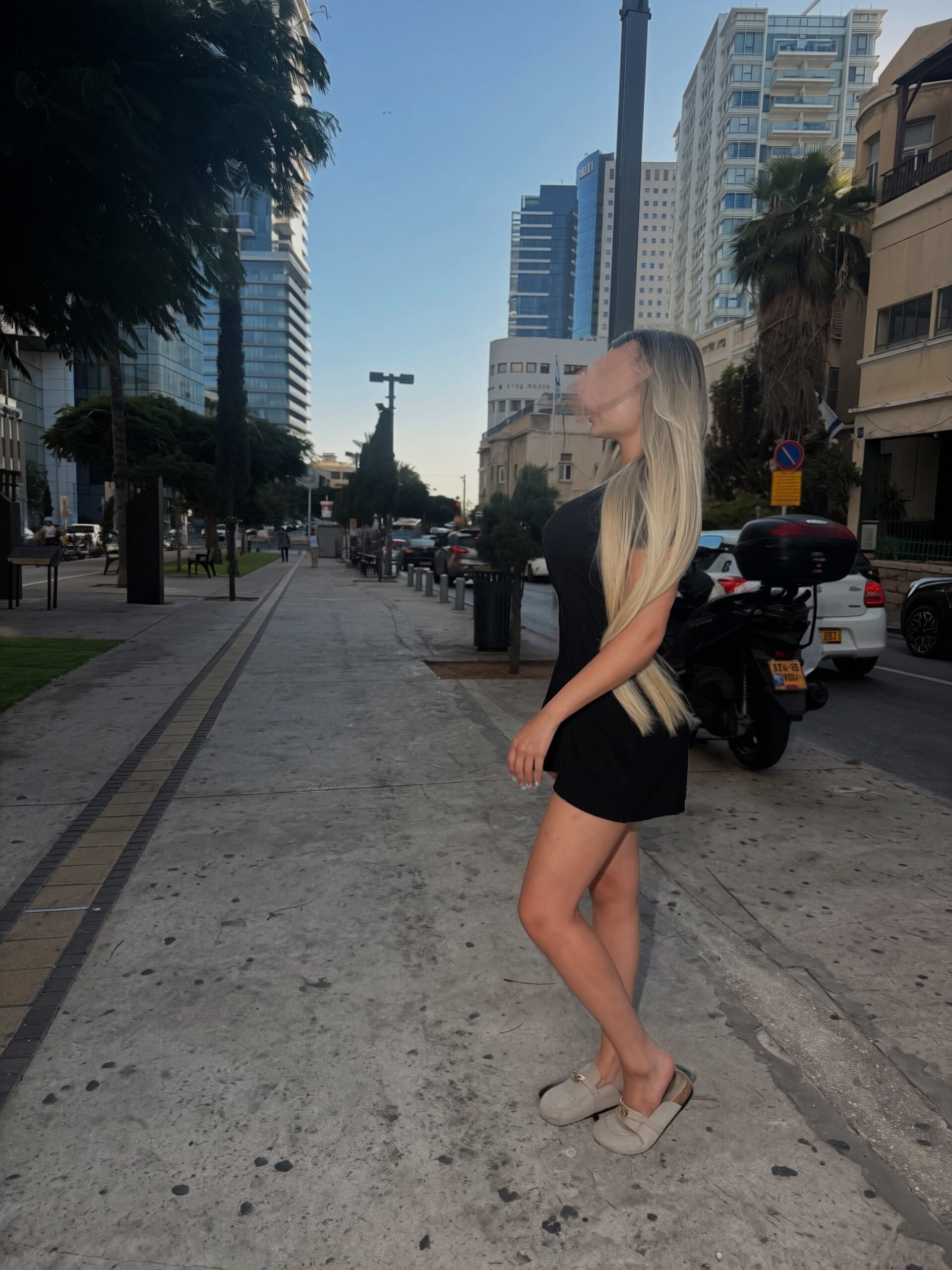 בחורה מחול – בתל אביב